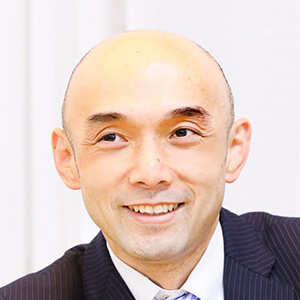 ���q ���i