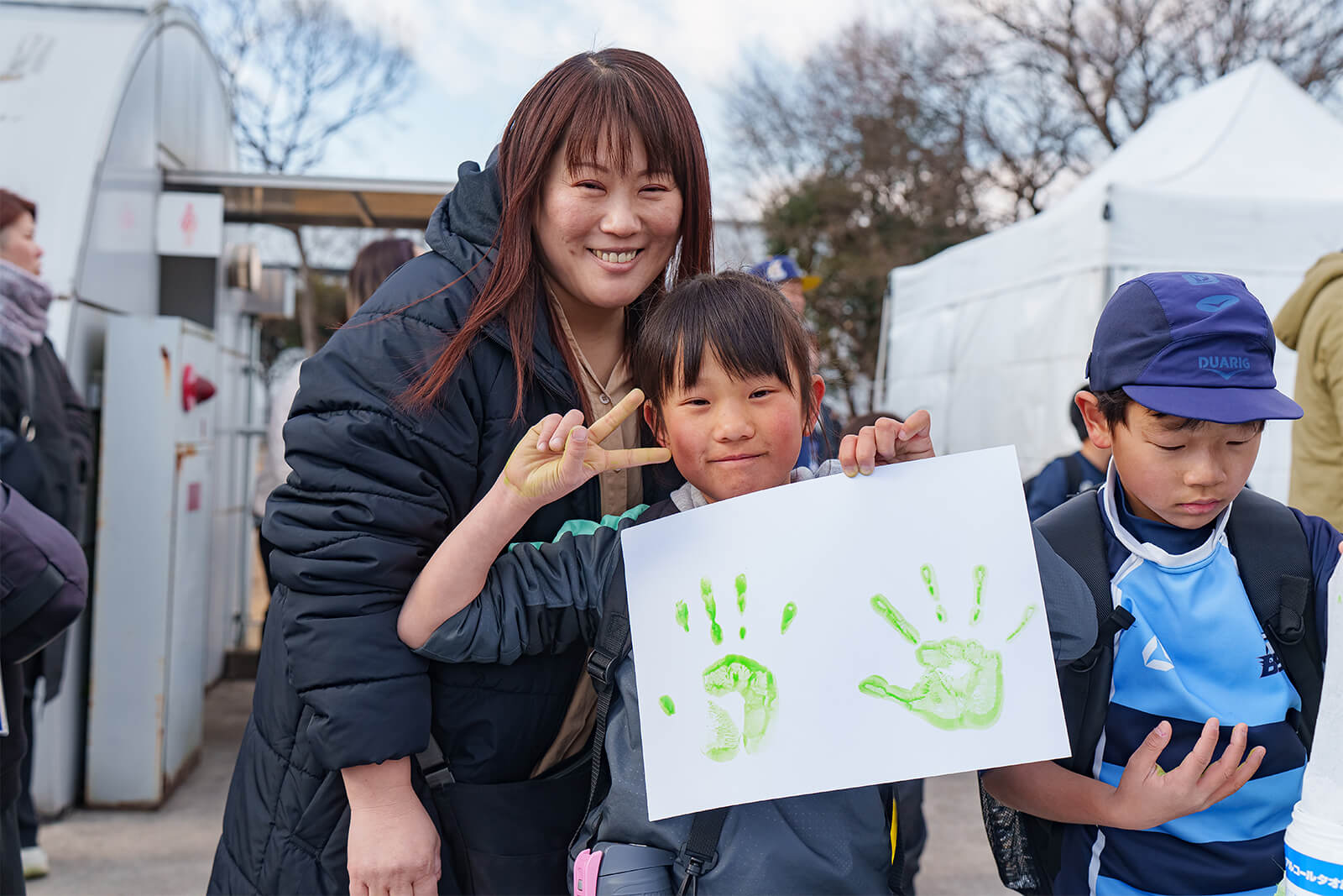 �q�ǂ�����`���L�O�ɓ�󂵂Ă���摜 1����