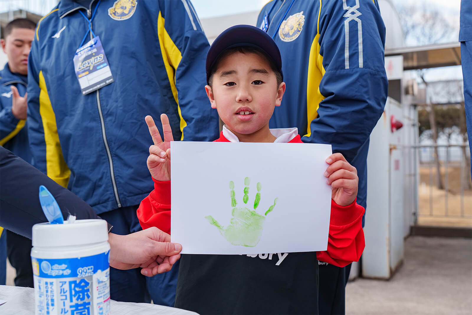 �q�ǂ�����`���L�O�ɓ�󂵂Ă���摜 2����